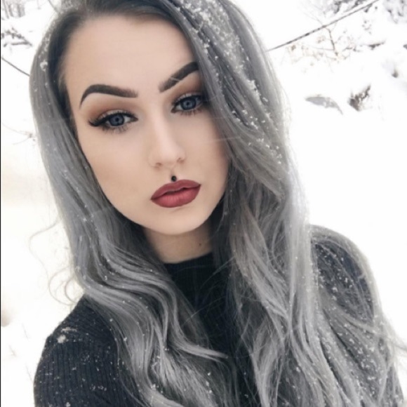 ?24” DARK GREY  LACE FRONT WAVY WIG? *NWT*
??
